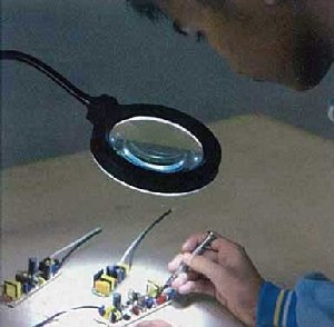 Lampa LED z lupą na magnesie ferrytowym TEL 1991